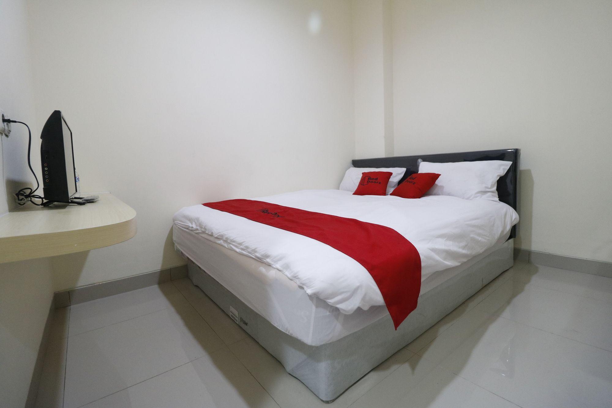 Reddoorz Plus Near Mall Ciputra Jakarta Buitenkant foto