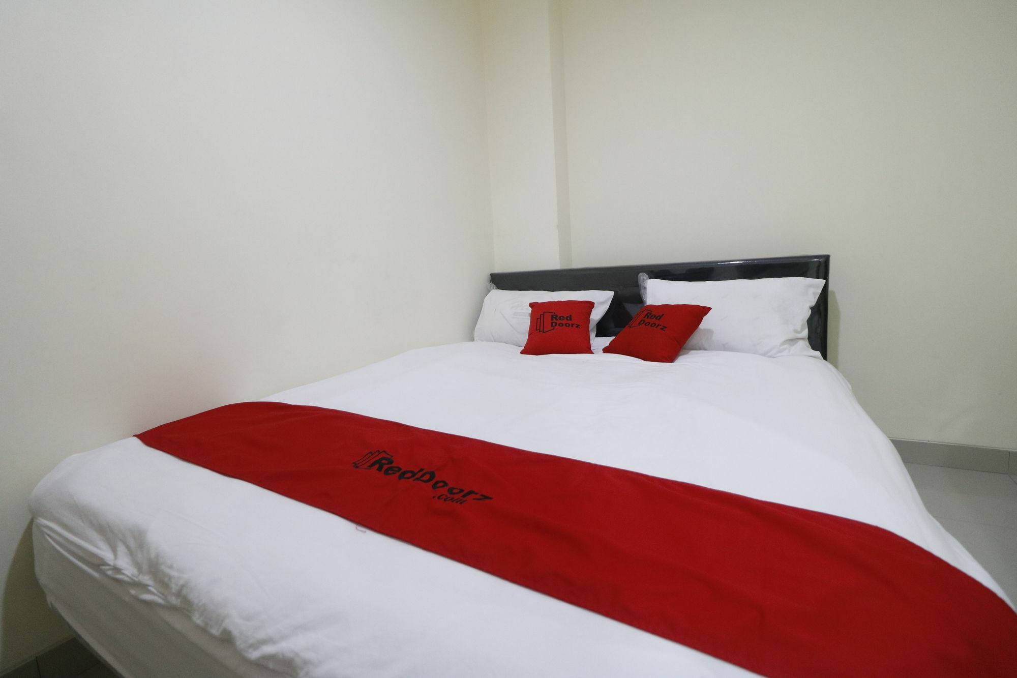 Reddoorz Plus Near Mall Ciputra Jakarta Buitenkant foto