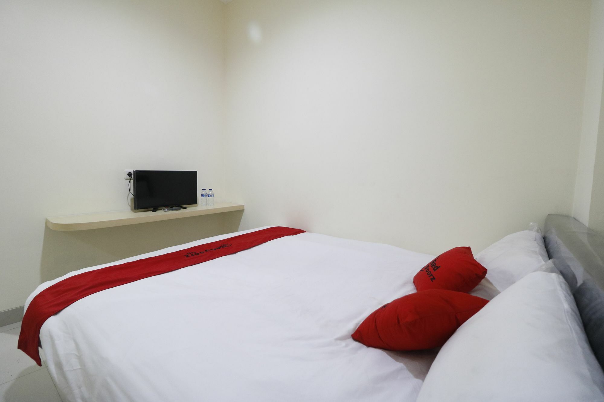 Reddoorz Plus Near Mall Ciputra Jakarta Buitenkant foto