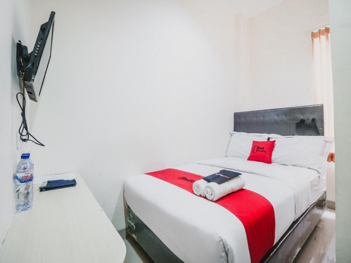 Reddoorz Plus Near Mall Ciputra Jakarta Buitenkant foto